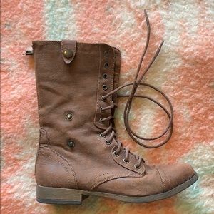 Target combat boots with knitted upper lining